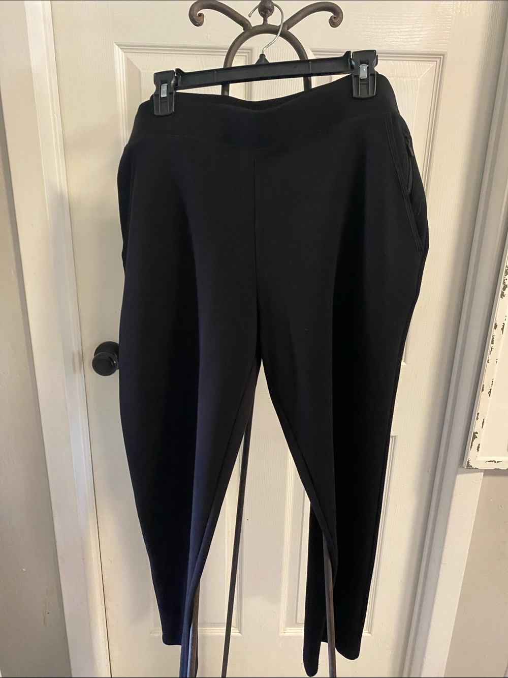 Chico’s Black Stretch Ponte Tapered Pants women’s size 3R